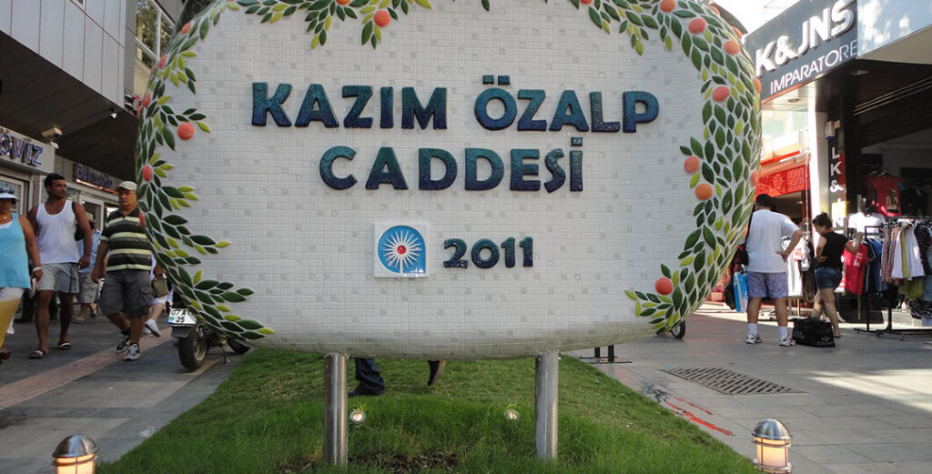 Kapalı Yol Kazım Özalp Caddesi